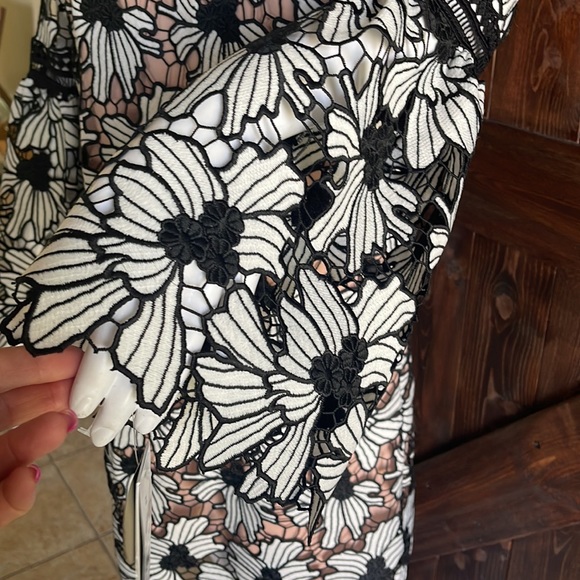 Nicole Miller collection, black&white lace dress with bell sleeves, nude lining. - Picture 2 of 9